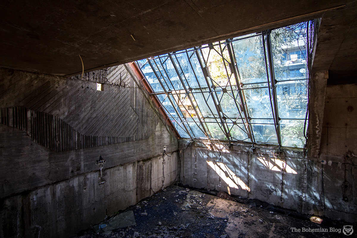 Exhibition chambers open up around the main hall.